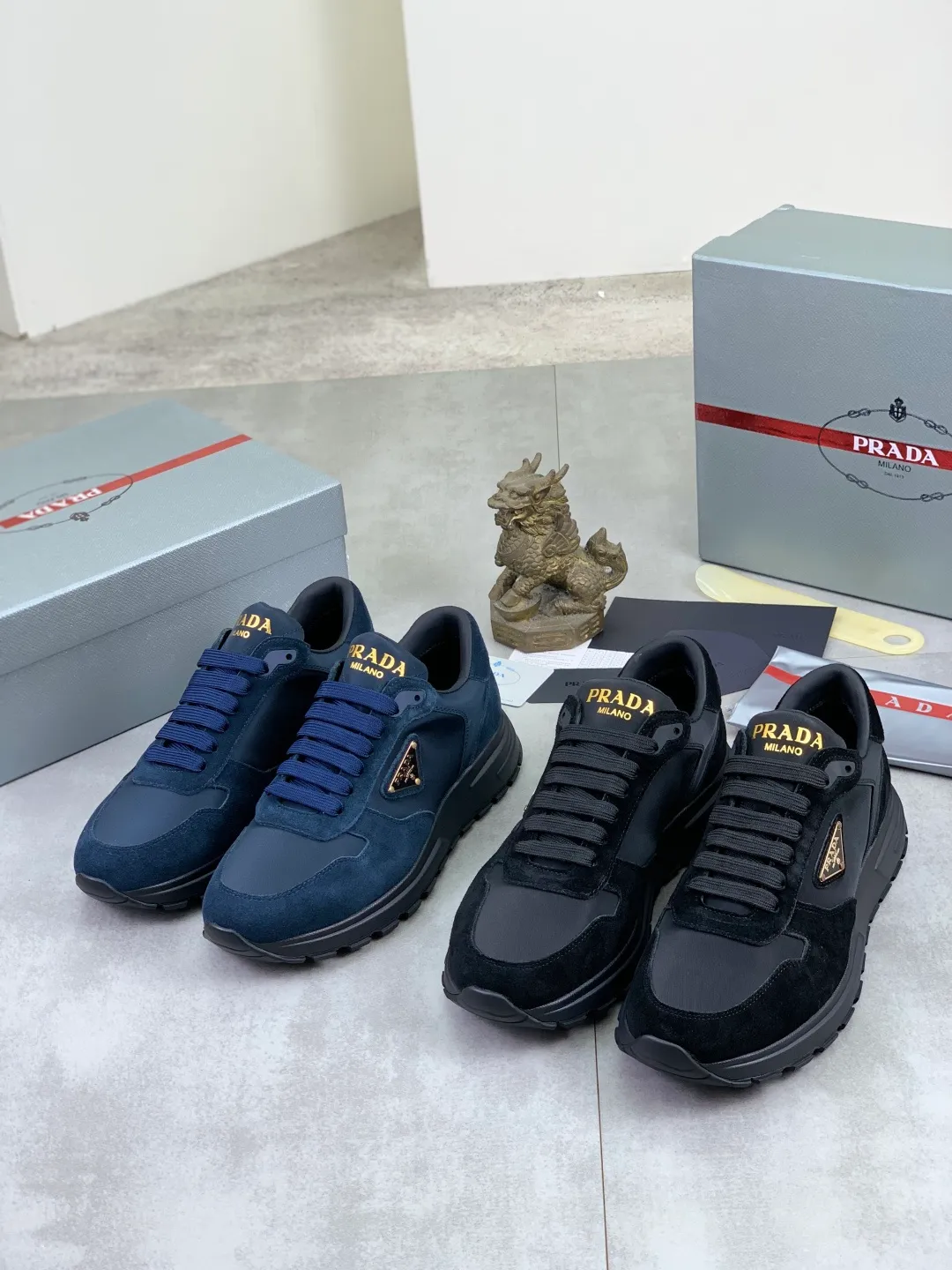 Men's shoes 💰P520 new (higher version) new PRADA (Prada) classic models are on the market at the same time, new men's shoes, 😘fabrics are selected from original imported calfskin. First layer of imported cowhide lining. The original version is awesome! 👍🏿Original open-molded non-slip PU outsole, with exquisite lines, simple and elegant, super comfortable and classy on foot, suitable for leisure travel. Code number: 38-45 (46 customized) 2️⃣ colors available